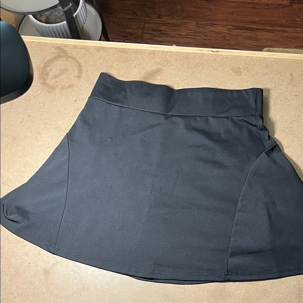 Werena Women's black tennis/pickleball/golf Skort size L. 95 polyester 5 spandex